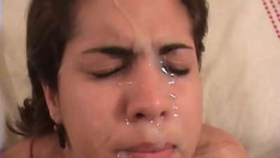 Әдемі латын брюнеткасы дөрекі секс